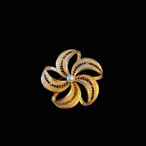 Vintage Goldtone Brooch with Pearl Bead Center, Pin in Excellent Condition